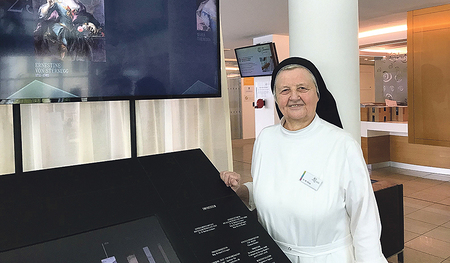 Sr. M. Rosa Steiner bei einer Ausstellungsstation. Die Ausstellungen sind zu den Öffnungszeiten des Klinikums zugänglich.