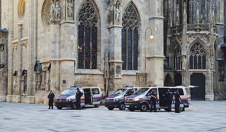 Polizeikräfte vor dem Wiener Stephansdom. 