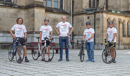 Fünf Kirchenmänner radeln für die Bewahrung der Schöpfung.   