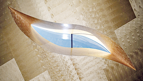 Die Wunde Jesu öffnet den Blick in den Himmel – Deckenfenster in Heinz Tesars  Donau-City-Kirche in Wien.