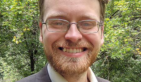 Nicholas Sooy, russisch-orthodox, ist Redakteur des Online-Mediums „In Communion“ der orthodoxen Friedensgesellschaft „Orthodox Peace Fellowship“ und Lektor für Philosophie an der jesuitischen Fordham University in New York.