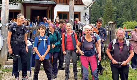 Mit 40 Personen startete die Erstbegehung des Großen Welt-Raum-Weges bei der Rettenbachalm