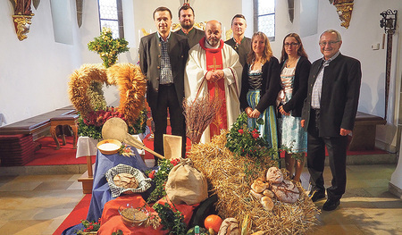 Die Ortsbauernschaft Weitersfelden mit Pfarrer Ireneusz Dziedzic und Bürgermeister Franz Xaver Hölzl im von den Bäuerinnen geschmückten Altarraum   