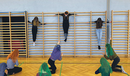  11. Station: Jesus wird ans Kreuz genagelt.   