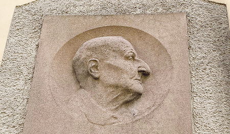 Viele Spuren von Bruckner: hier Gedenktafel bei der Stadtpfarrkirche Linz