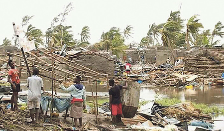 Der Sturm hat weite Teile Mosambiks verwüstet. Pfarrer Sitimelas Familie hat Gott sei Dank keine Todesopfer zu beklagen. Er ist auch erleichtert , dass seine alte Mutter die Tage, in denen sie viel im Wasser stehen musste, gut überstanden hat.   