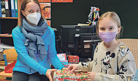 Die Kinder spendeten – unterstützt von den Eltern und Großeltern – großzügig in die Box von Religionslehrerin Elfriede Steinberger.