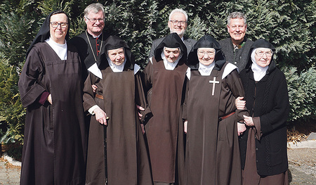 Eine Gmundner Karmelitin ist bereits nach Bad Mühlacken übersiedelt, die verbliebenen vier Schwestern (erste Reihe von rechts) folgen.  