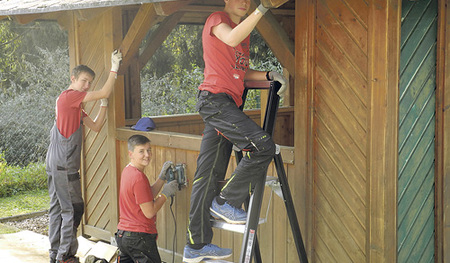 Aus Alt wird Neu: Die Poly-Schüler renovieren den Gartenpavillon.   