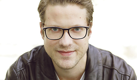 Ing. Rafael Hintersteiner, BArch, ist Sänger, Sprecher und Marketingleiter im Design Center Linz.   