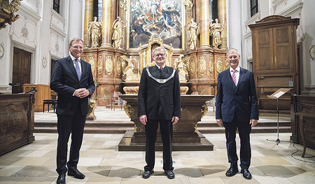 Landeshauptmann Thomas Stelzer (links)  ehrte den scheidenden Rektor Franz Gruber (re.) der KU Linz mit dem Silbernen Ehrenzeichen des Landes Oberösterreich. Neuer Rektor ist Christoph Niemand (Mitte).  