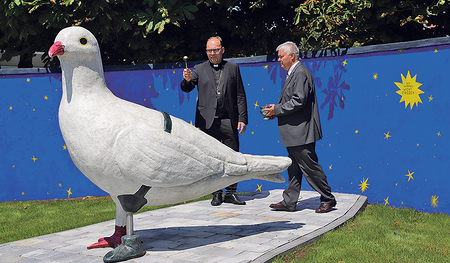 Österreichs Kulturbischof Hermann Glettler aus Innsbruck (links) segnet mit Laakirchens Pfarrer Franz Starlinger das Friedensdenkmal.      