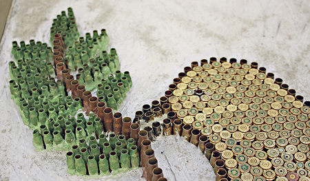  Wandgestaltung in Telskof: eine Friedenstaube aus leeren Patronenhülsen.   