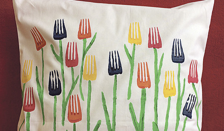 Gewusst wie! Mit wasserlöslicher Stofffarbe und einer Gabel als „Stempel“ entsteht eine bunte Blumenwiese. Diese Tulpen machen der Mama sicher lange eine Freude.  