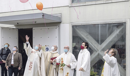 Nach dem Gottesdienst gab es einen Luftballonstart.   