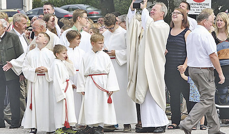 Schnappschuss. Pfarrer P. Arno Jungreith­mair griff zur Handy-Kamera, um das Jahrhundertereignis der Turmkreuzsteckung festzuhalten.