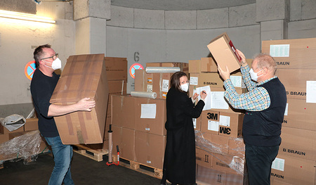 Mitarbeitende des zentralen Einkaufs stellen Lieferungen zusammen.