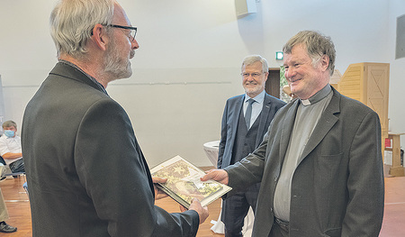 Bischof Manfred Scheuer und Schulamtsleiter Franz Asanger (Mitte) dankten Bernhard Falkinger (links) und allen Pensionist/innen für ihren Dienst.