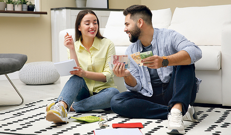 Regelmäßig, offen und vertrauensvoll in der Beziehung über Geld zu sprechen, beugt Problemen vor und sorgt für finanzielle Gesundheit. 