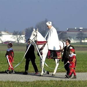 70 Jahre Leonhardiritt PettenbachVorreiter Matth?us Radner, dann Musikkapelle, anschlie?end Pfarrer von Kremsm?nster P. Christoph Eisel auf einem Schimmel. Hinter den Reitern die Fu?-Wallfahrer