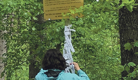 Namensbänder verhindern, dass die NS-Opfer vergessen werden.