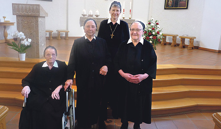 Sr. Digna Arminger (im Rollstuhl), Sr. Flavia Junkowitsch, Priorin Sr. Hanna Jurman und Sr. Isabella Mitterbauer (von links)