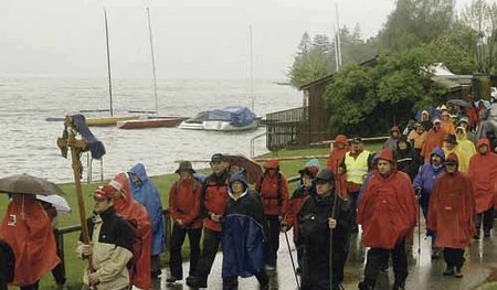 Insgesamt 63 Personen aus 16 Pfarren davon 8 Kinder beteiligten sich heuer bei der 21ten Fu?wallfahrt der Waldzeller nach St Wolfgang vom 14 bis 16 Mai was f?r alle Pilger wieder zu einem eindrucksvollen Erlebnis wurde das die Strapazen vergessen lie