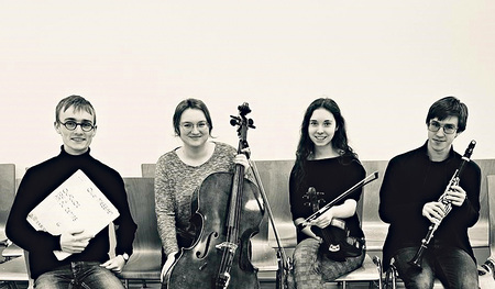 Dieses Ensemble bringt Messiaens „Quartett für das Ende der Zeit“ zur Aufführung: Stephan Deinhammer, Feline Gröpler, Klara Brunnhofer und Leonhard Gaigg.    