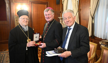 Patriarch Bartholomaiod überreicht Bischof Manfred Schauer ein goldenes Brustkreuz;  am Bild auch Pro Oriente Vorsitzender Sektion OÖ Josef Pühringer.