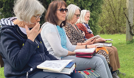 Eine umfangreiche Würdigung von Franz Kogler (links) kam auch vom Leiter des katholischen Bildungswerks, Christian Pichler. 