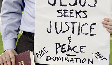 In den USA finden derzeit massive Proteste statt gegen den Bibel-Auftritt von US-Präsident Donald Trump und gegen den gewaltsamen Tod des Afro- amerikaners George Floyd (auf dem Protesttransparent).  