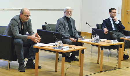 Die Referenten Roland Cerny-Werner (links) und Benjamin Nägele (rechts) mit Moderator Martin Kranzl-Greinecker.   