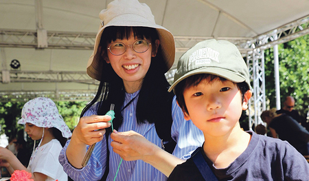 Kinder bastelten mit dem Team der Jungschar coole Armbänder und kleine Stoffmonster. 