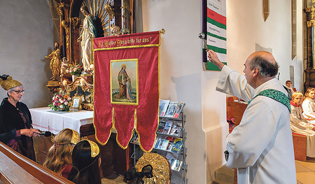Die Segnung der Prozessionsfahne. 