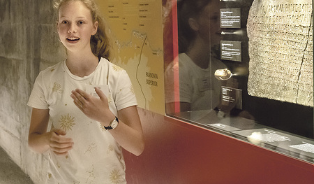 Sie macht Geschichte lebendig. Marlies Prinz führt durch die Ausgrabungen von Enns-St. Laurenz.    