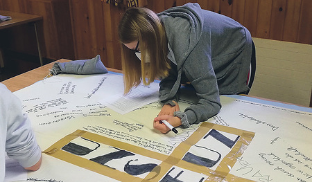 Firmlinge schreiben Coronasorgen auf das Tuch.  