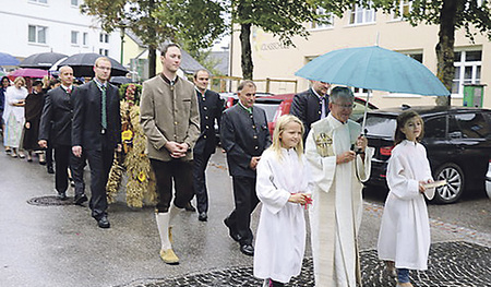Festlicher Einzug in Wolfern.