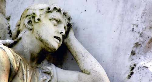 Engel auf einem GrabsteinGrab,Friedhof,Grabstein,Vergessen,Vergessenheit,Andenken,Gedenken,Allerheiligen,Einsamkeit,Vereinsamen,Zeit,Erinnerungen,Leidender,Wohin,Zukunft,Verzweiflung,Verzweifelter,Religion,Danach,Ewigkeit,Mahnmal,Copyright (2000) b