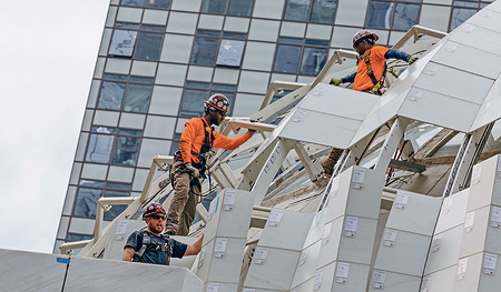 Die Kirche ist inzwischen so weit fertiggestellt, dass die laminierten Glaselemente des oberösterreichischen Familienunternehmens „glass-inspiration“ montiert werden können. Die Elemente bilden eine Hülle um das gesamte Kirchengebäude.