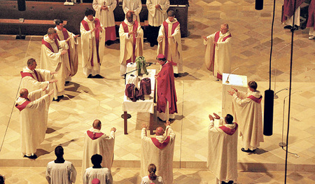 Gebet über die heiligen Öle – heuer verspätet im Linzer Mariendom. 