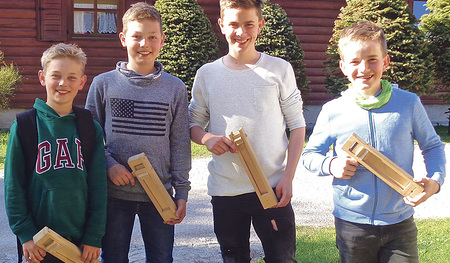 Christoph, Clemens, David und Josef (von links) gehörten zu der Schar der Ministranten, die mehrere Tage in der Pfarre Windischgarsten als Ratschenbuben unterwegs waren.  