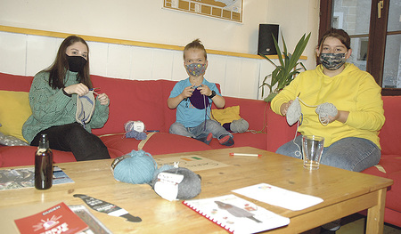 Häkeln und Quatschen, das war kurz vor dem Lockdown im Jugendzentrum „Gewölbe“ noch möglich.Bild von links: Eva Mullane, Felix Koppler und Leonie Immler  