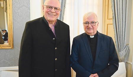 Der geehrte Kirchenmusiker Hermann Göbl (links) mit Propst Walter Plettenbauer von Mattighofen.    