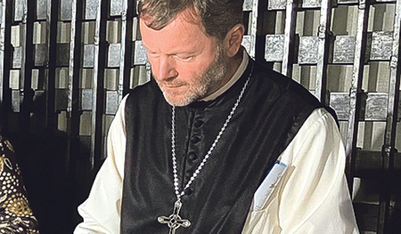 Abt Reinhold Dessl bei der Übergabe der Biografie.   