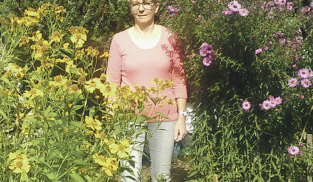 Irene Gruber kümmert sich um den Pfarrgarten in Hallstatt. 