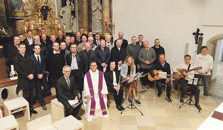 Der Männerchor mit Pfarrer Hans Resch und ­Instrumentalist:innen als Verstärkung. 