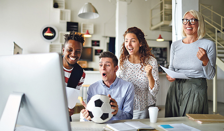Fußballeuphorie ist gut und schön, aber nicht an jedem Arbeitsplatz erwünscht oder angemessen.