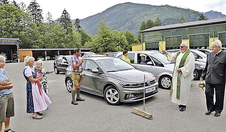 Pfarrer Alois Rockenschaub segnete die Fahrzeuge und die Lenker in Ebensee.
