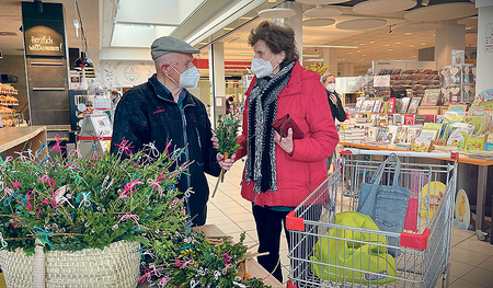 Verkauf im Einkaufszentrum. Ludwig Mayr lässt es sich nicht nehmen, seine gebundenen Palmbuschen selbst an den Mann und die Frau zu bringen. Dass er bereits gegen Corona geimpft wurde, erleichtert seine Tätigkeit.  