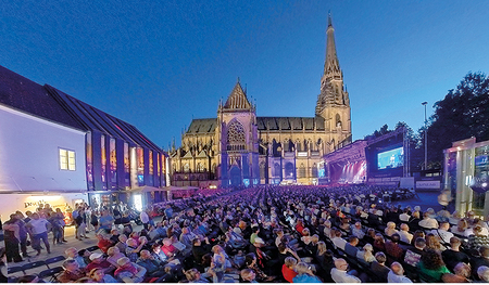 Das stimmungsvolle Ambiente vor dem Mariendom ist beeindruckend. 
